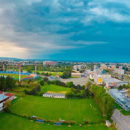 Juls Apartment Next To Football And Hockey Stadium Братислава Екстериор снимка