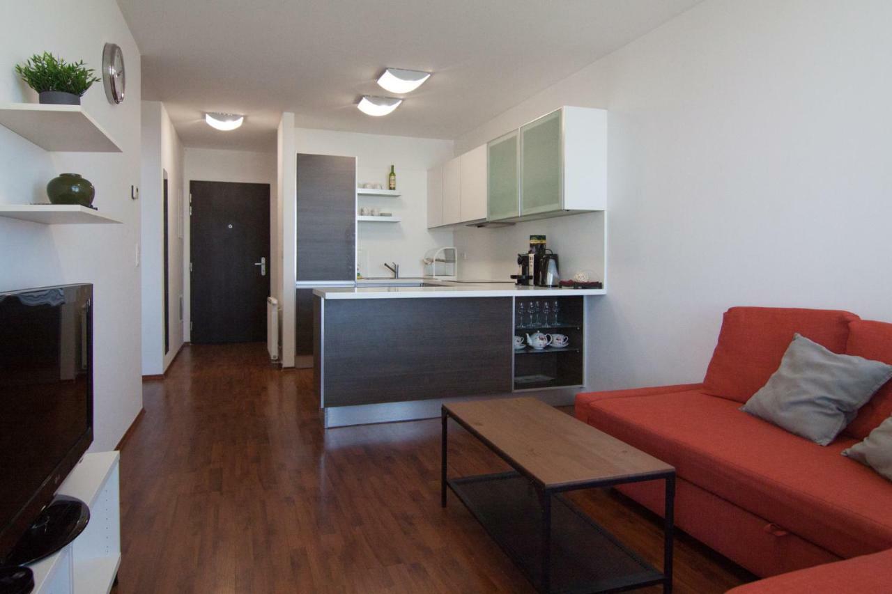 Juls Apartment Next To Football And Hockey Stadium Братислава Екстериор снимка