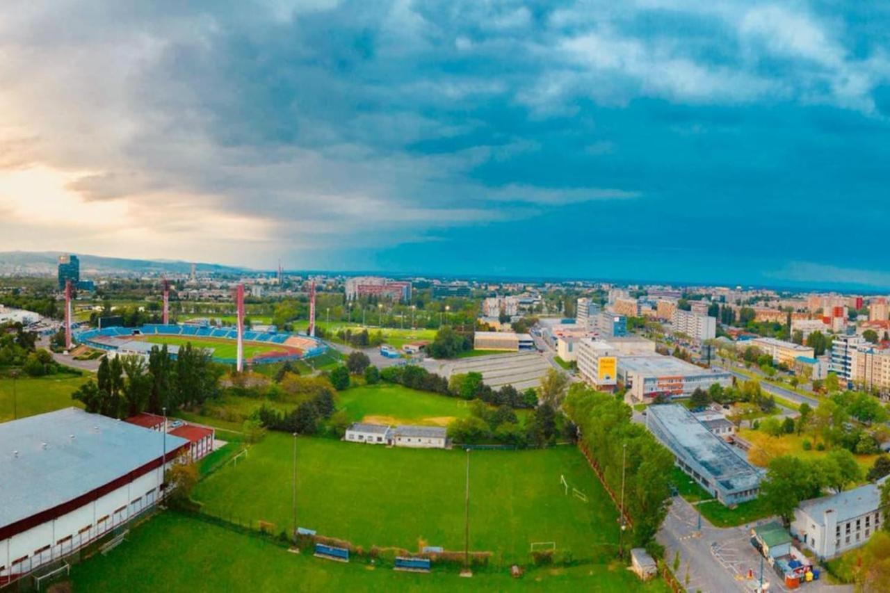 Juls Apartment Next To Football And Hockey Stadium Братислава Екстериор снимка